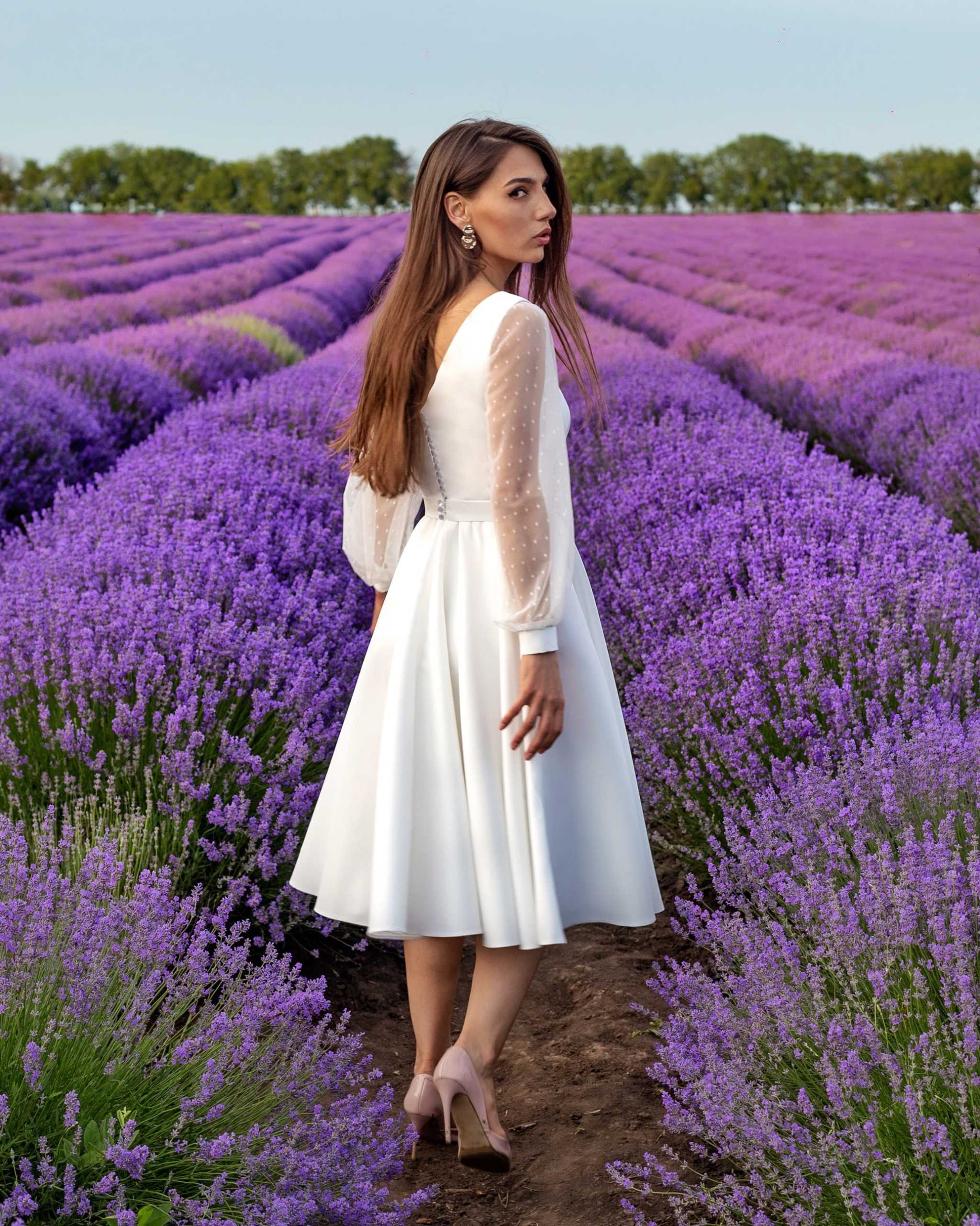 Rochie cununie civila midi din satin alb cu mâneci lungi, cordon detașabil, într-un câmp de lavandă.