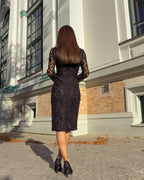 Rochie neagra din dantela cu maneci lungi, captuseala, ajustata pe corp, lungime 100 cm.