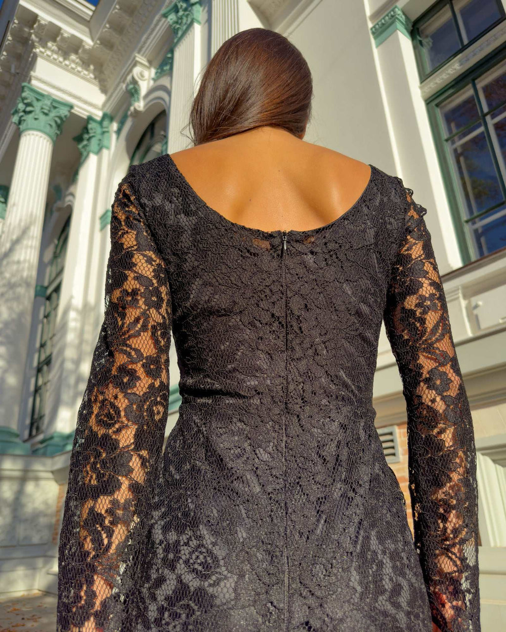 Rochie neagra din dantelă cu mâneci lungi ajustată pe corp, vedere spate.