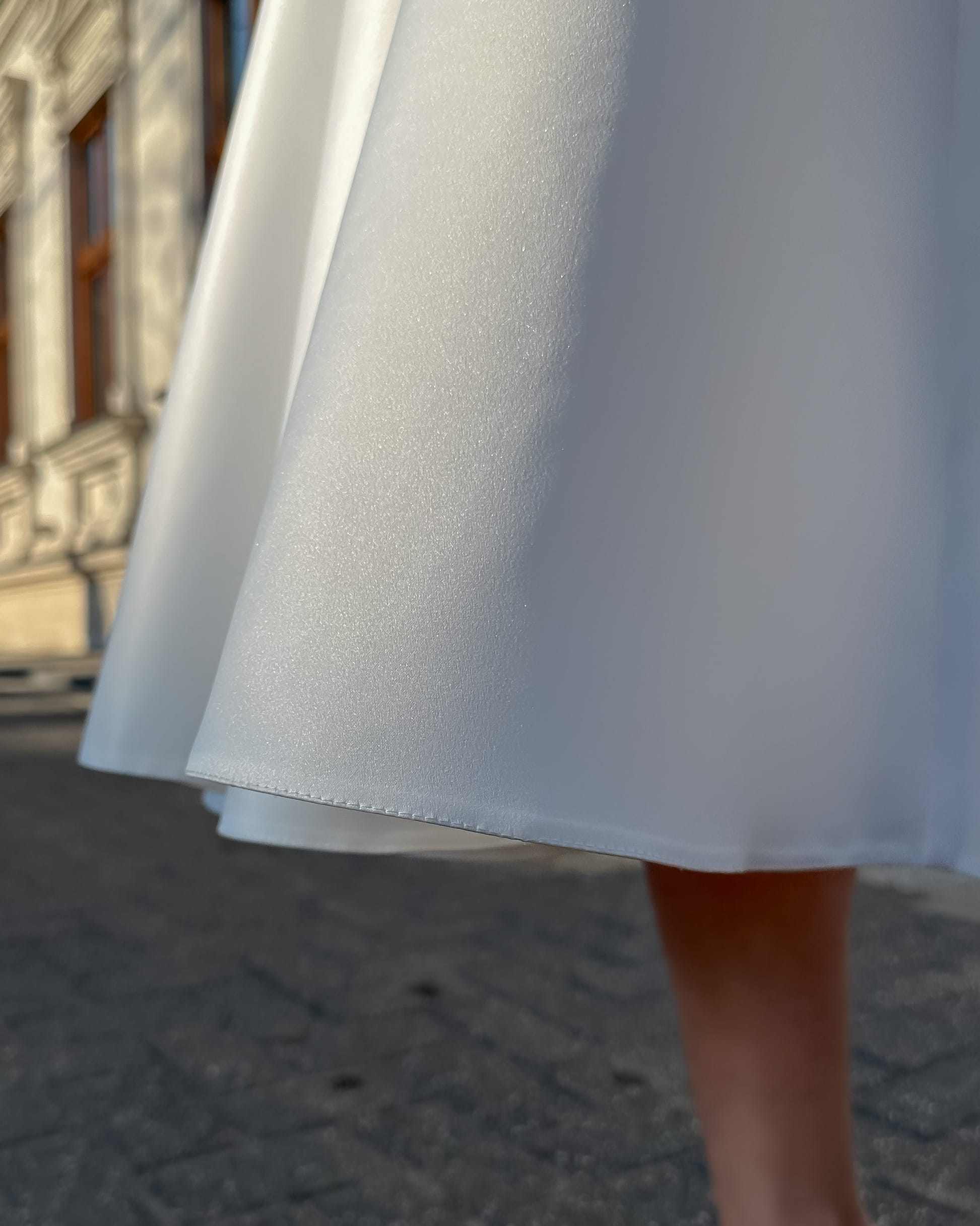 Rochie cununie civila albă midi cu corset din satin regal și cordon detașabil.