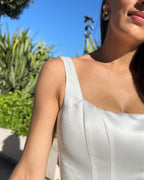 Rochie cununie civila albă din satin regal, cu decolteu și șliț elegant, fără mâneci, stil A-line.