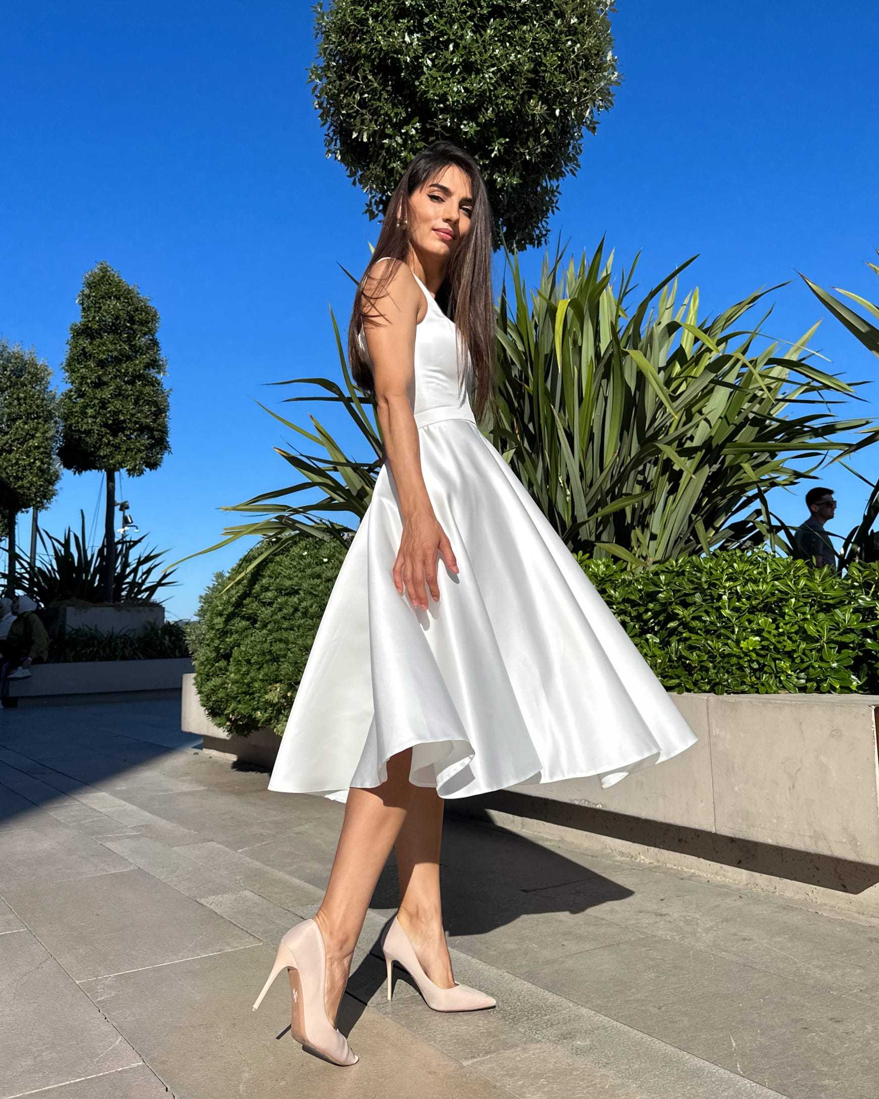 Rochie cununie civila midi albă cu șliț și decolteu, croială A-line, satin regal, fără mâneci, cordon detașabil.