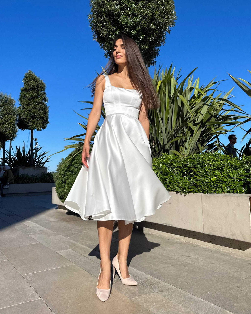 Rochie cununie civila midi alba cu slit si decolteu, din satin regal, stil A-line, fara maneci.