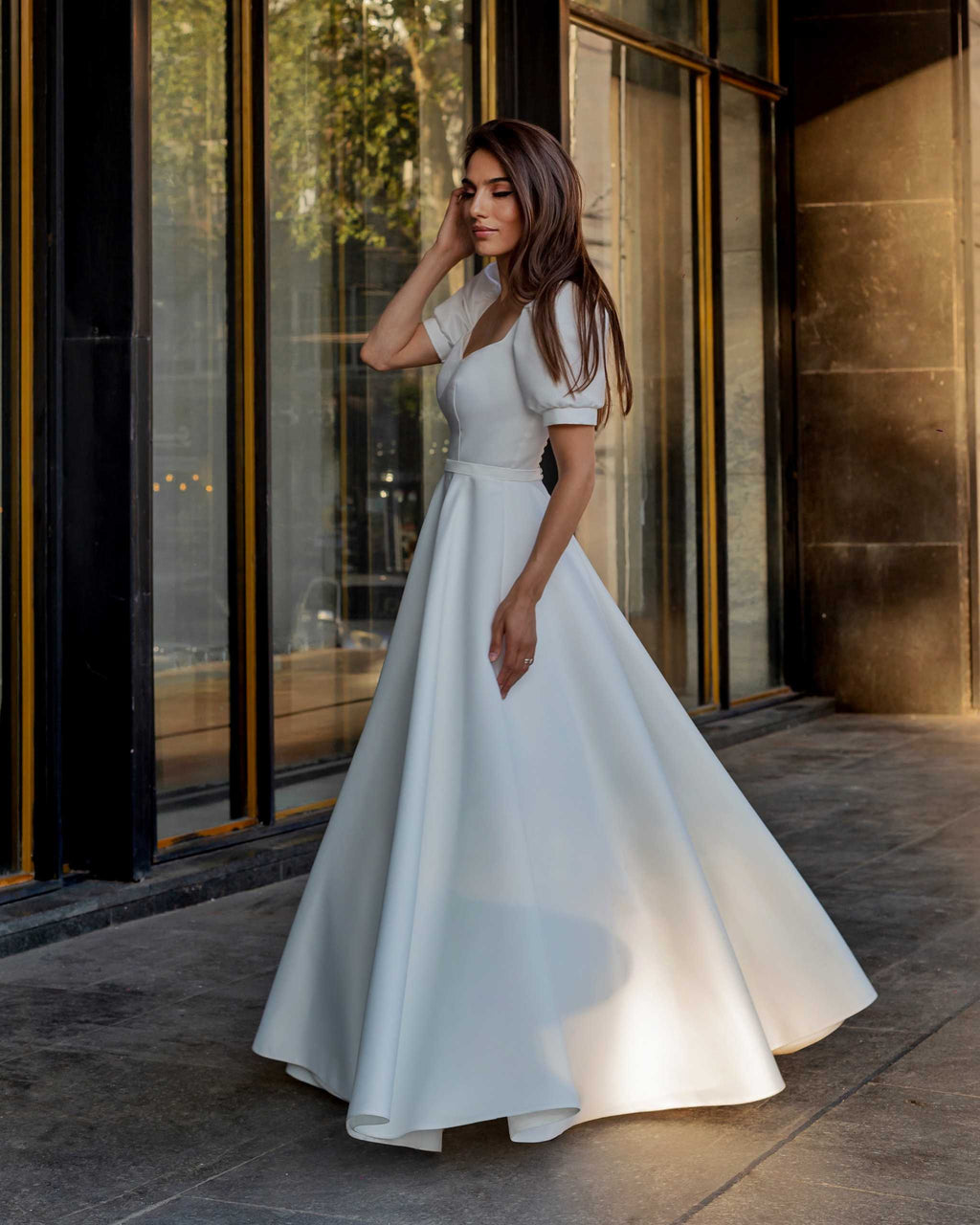 Rochie de mireasa albă cu mâneci scurte din satin elegant.