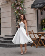 Rochie alba scurtă fabuloasă cu corset, decolteu delicat și cordon detașabil, din satin regal.