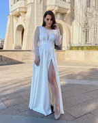 Rochie de mireasa lungă cu mâneci din perle și decolteu în V.