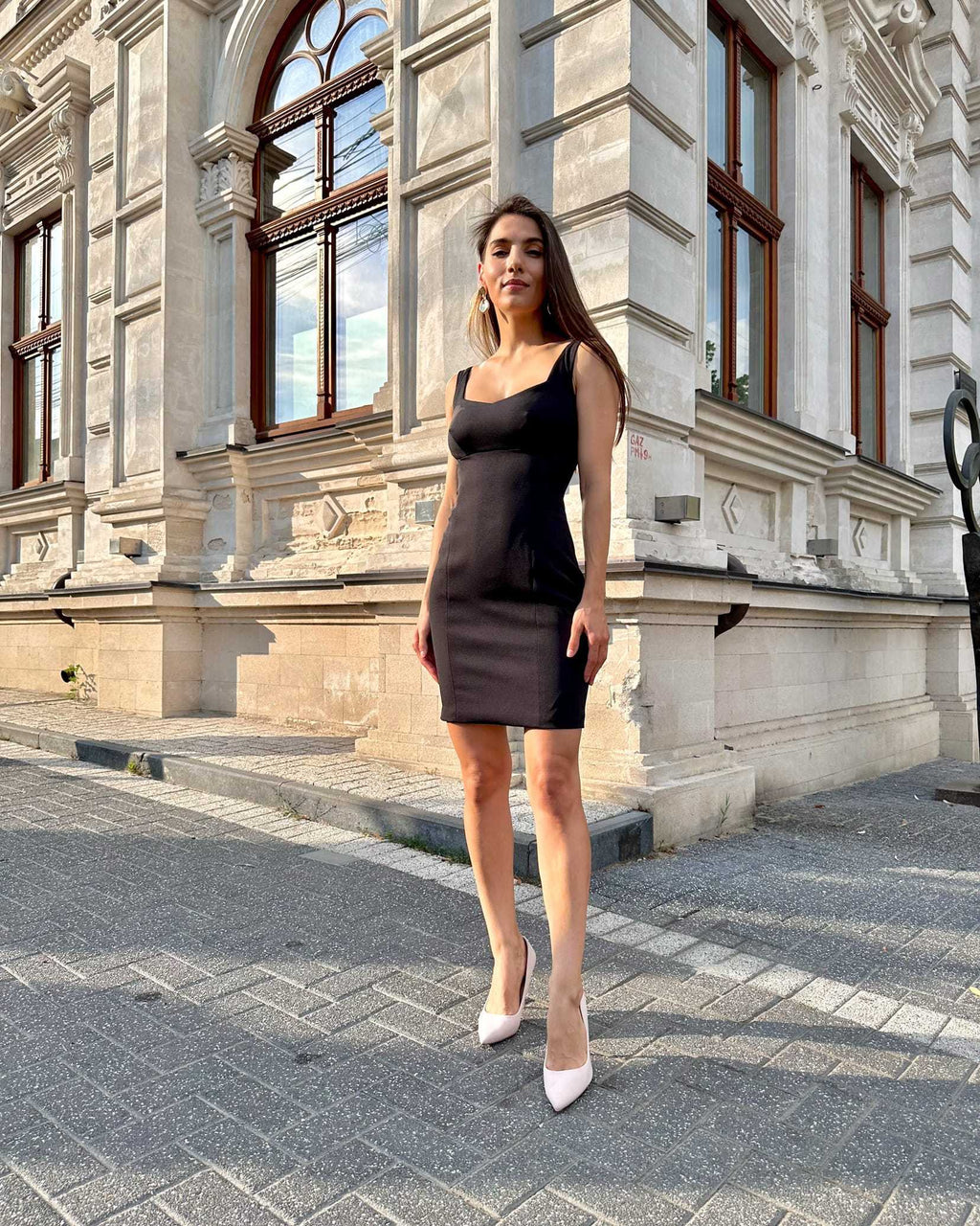 Rochie scurta cambrată mini, elegantă, cu căptușeală și fermoar la spate.