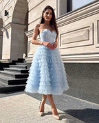 Rochie banchet midi cu corset satin și volane din tull.