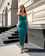 Rochie eleganta verde cu bretele și slit din satin, design modern.