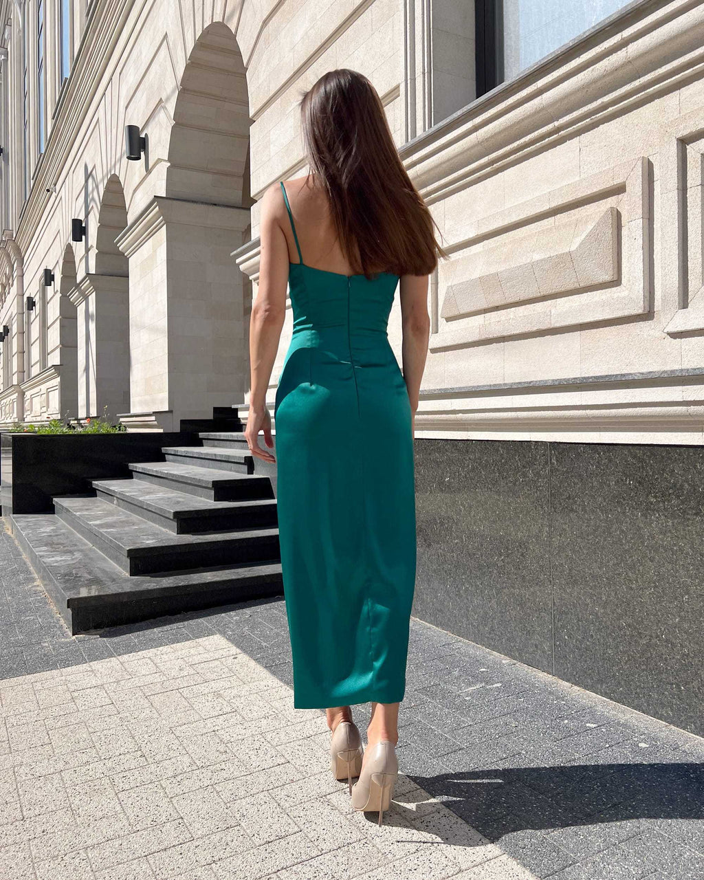 Rochie eleganta din satin cu bretele și slit, spate cu fermoar.