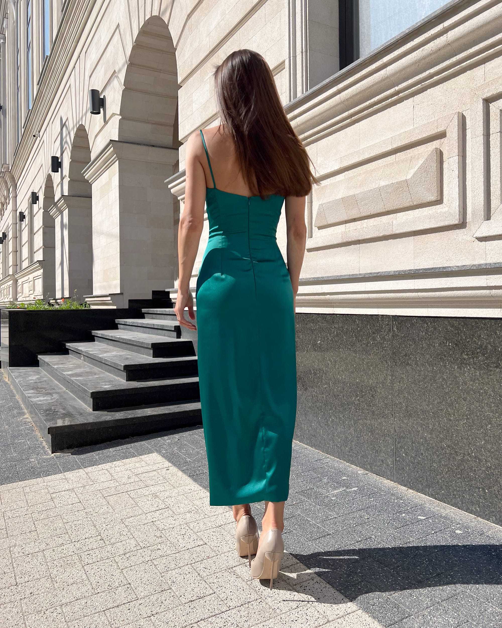 Rochie eleganta din satin cu bretele și slit, spate cu fermoar.