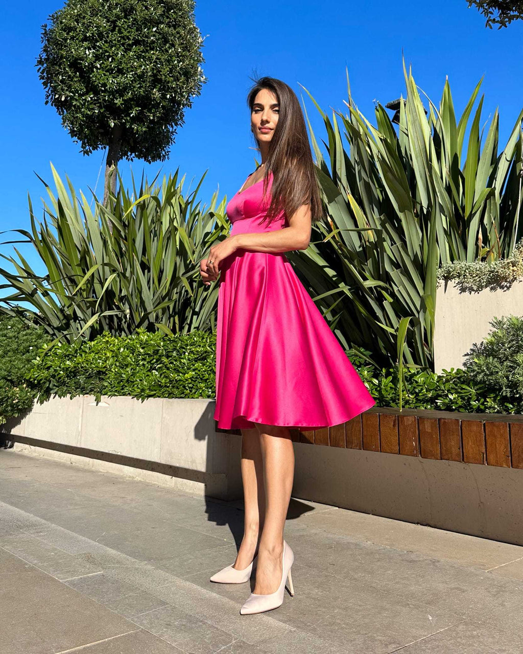 Rochie eleganta roz fără mâneci, decolteu ascuțit și fermoar, lungime 100 cm.