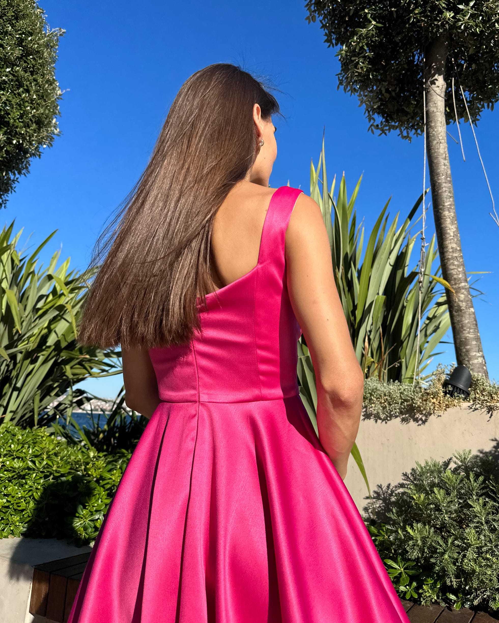 Rochie eleganta roz fără mâneci, decolteu ascuțit, vedere din spate.