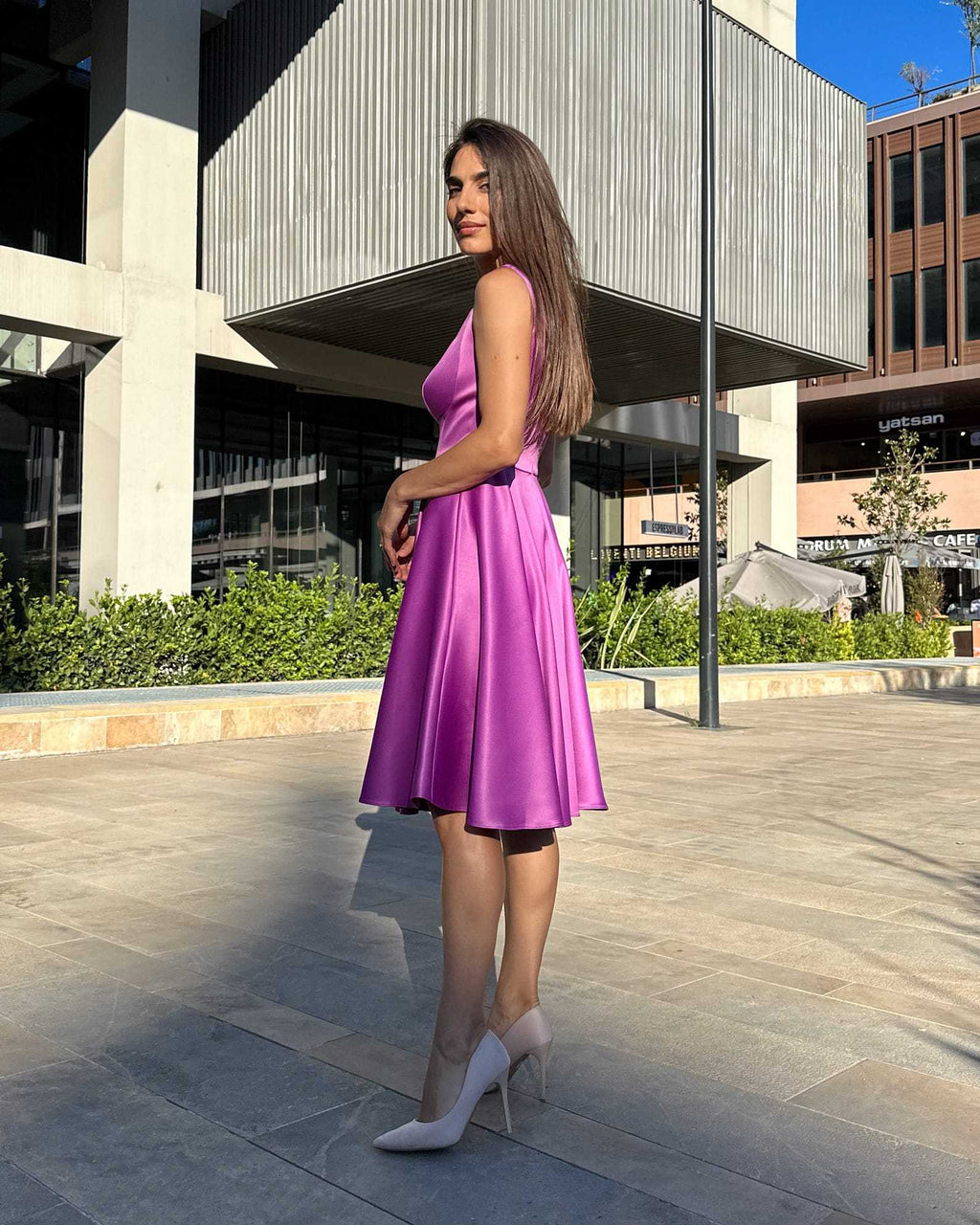 Rochie scurta evazată din satin cu decolteu ascuțit și fermoar.