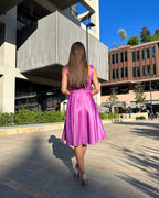 Rochie scurta mov evazată din satin fără mâneci în mediul urban.