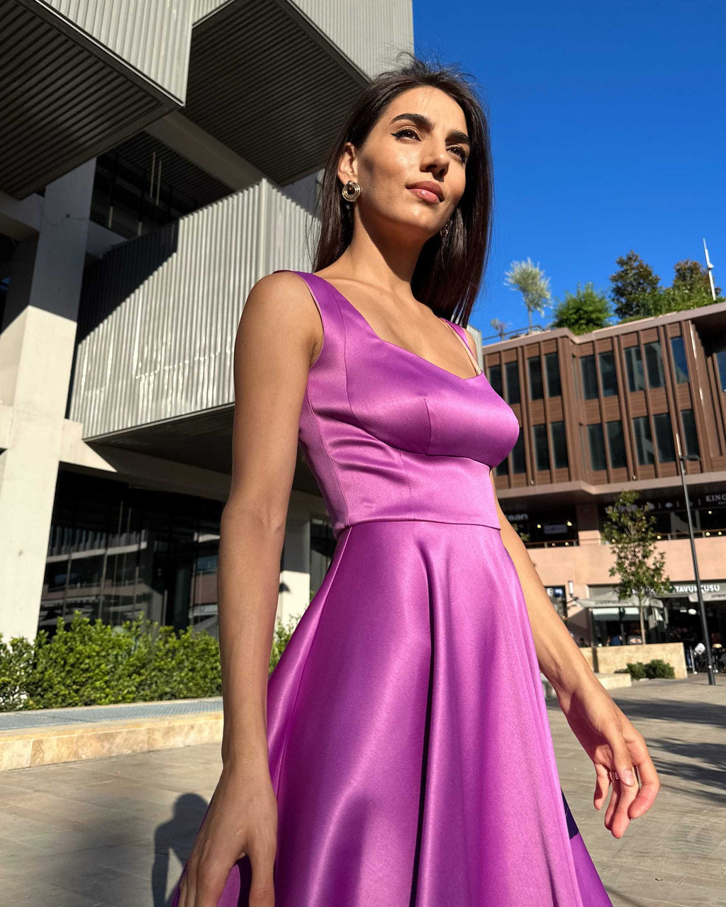 Rochie scurta mov evazată din satin, fără mâneci, cu decolteu ascuțit.