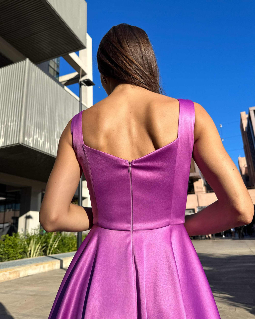 Rochie scurta evazată din satin cu decolteu ascuțit și fermoar.