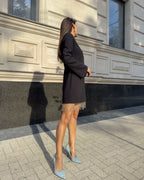 Rochie neagra scurtă cu franjuri din cristale și mâneci lungi, detalii decorative, fermoar la spate.