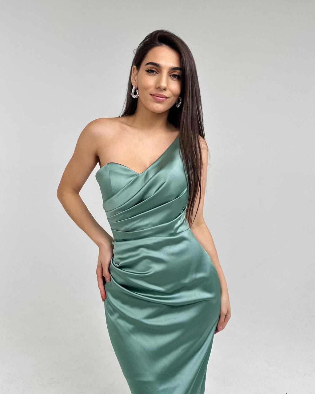 Rochie midi verde asimetrică din satin, elegantă, cu corset și fermoar la spate.