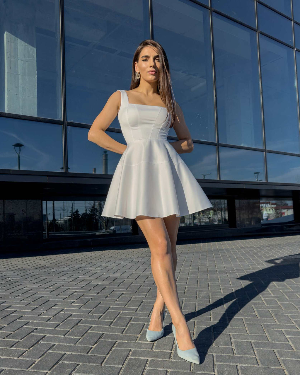 Rochie alba elegantă scurtă pentru evenimente speciale, cu decolteu delicat și fermoar discret la spate.