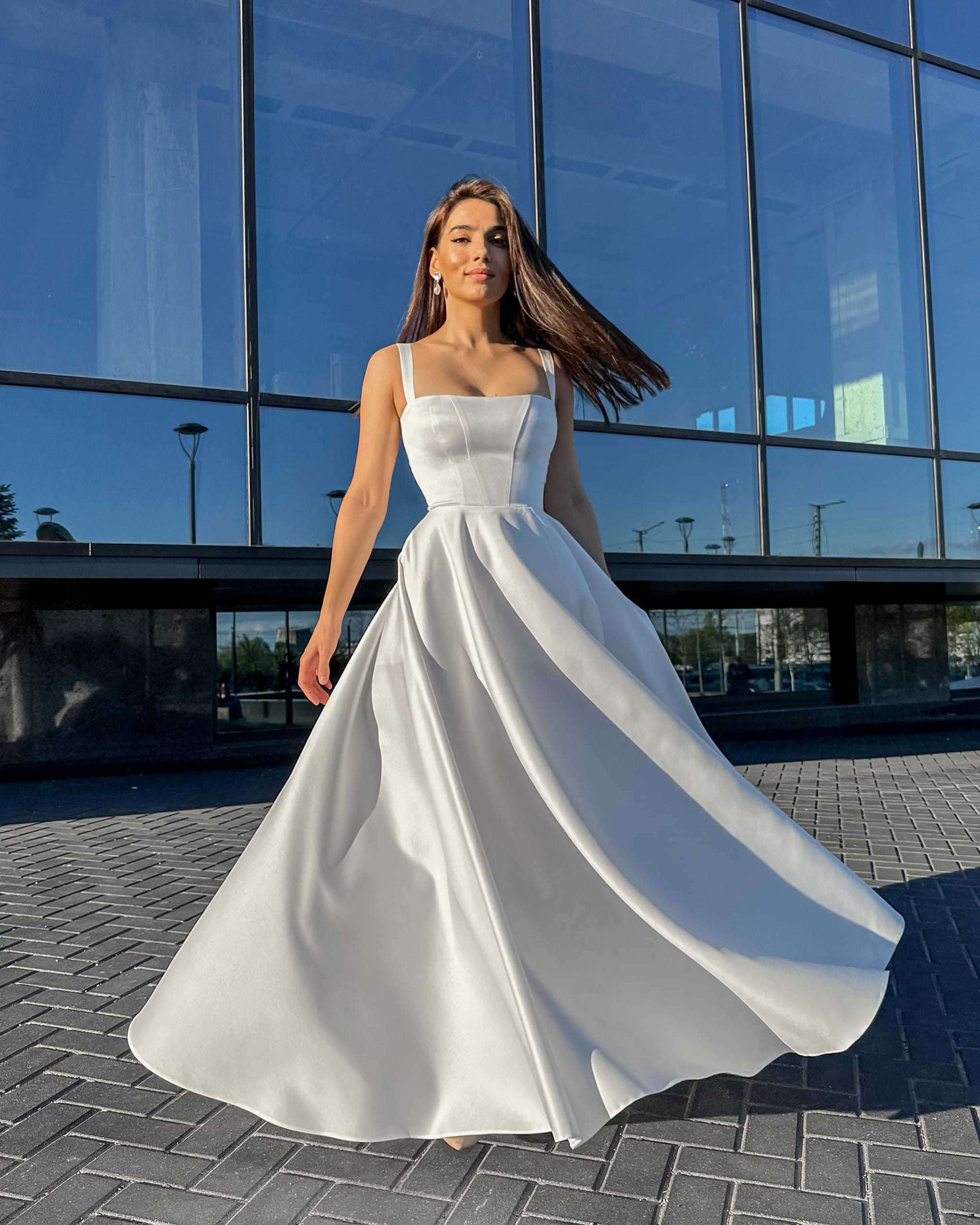 Rochie de mireasa alba lunga cu slit elegantă pentru cununie sau înscriere civilă, design rafinat și modern.