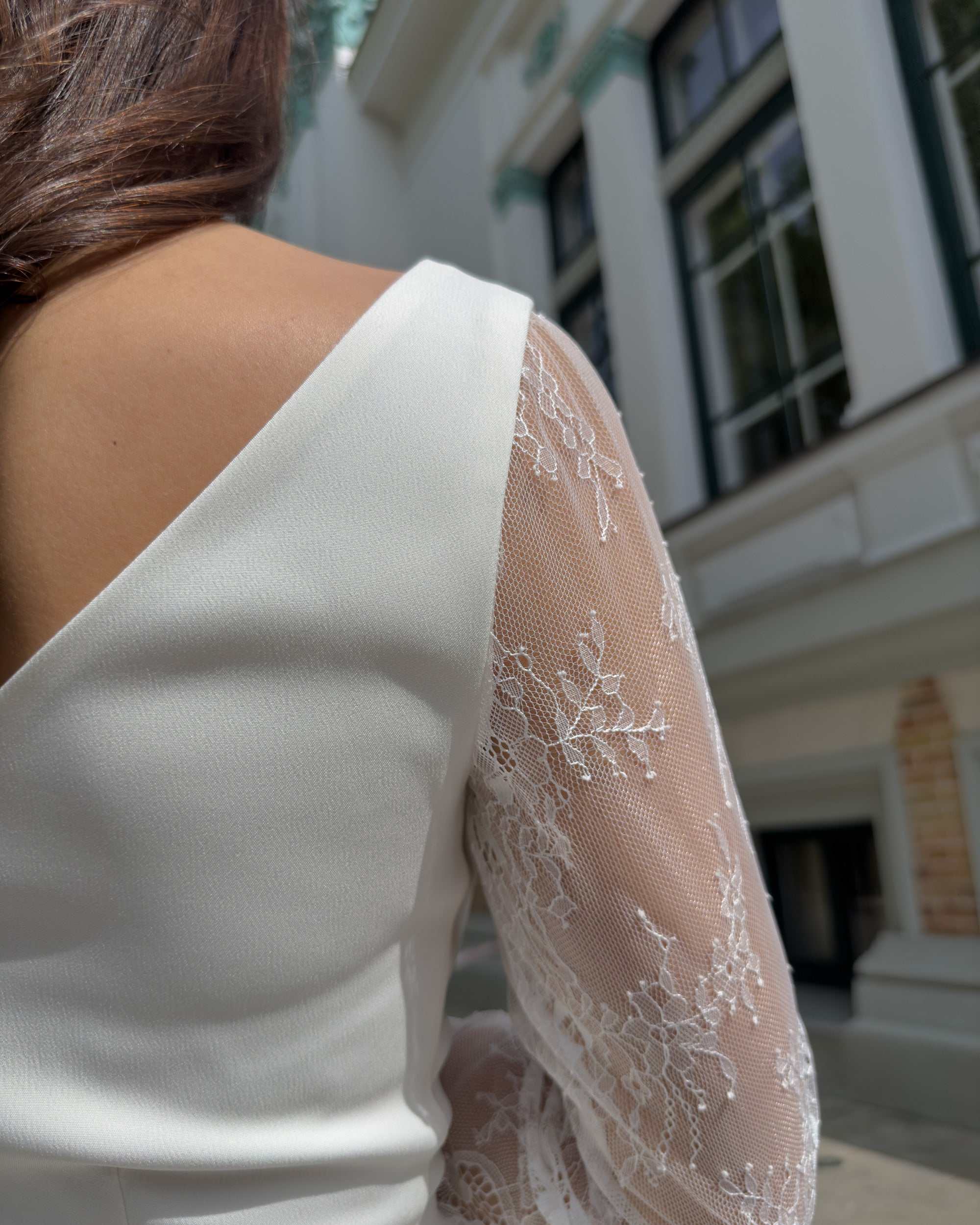 Rochie cununie civila albă cu mâneci din dantelă și decolteu elegant.