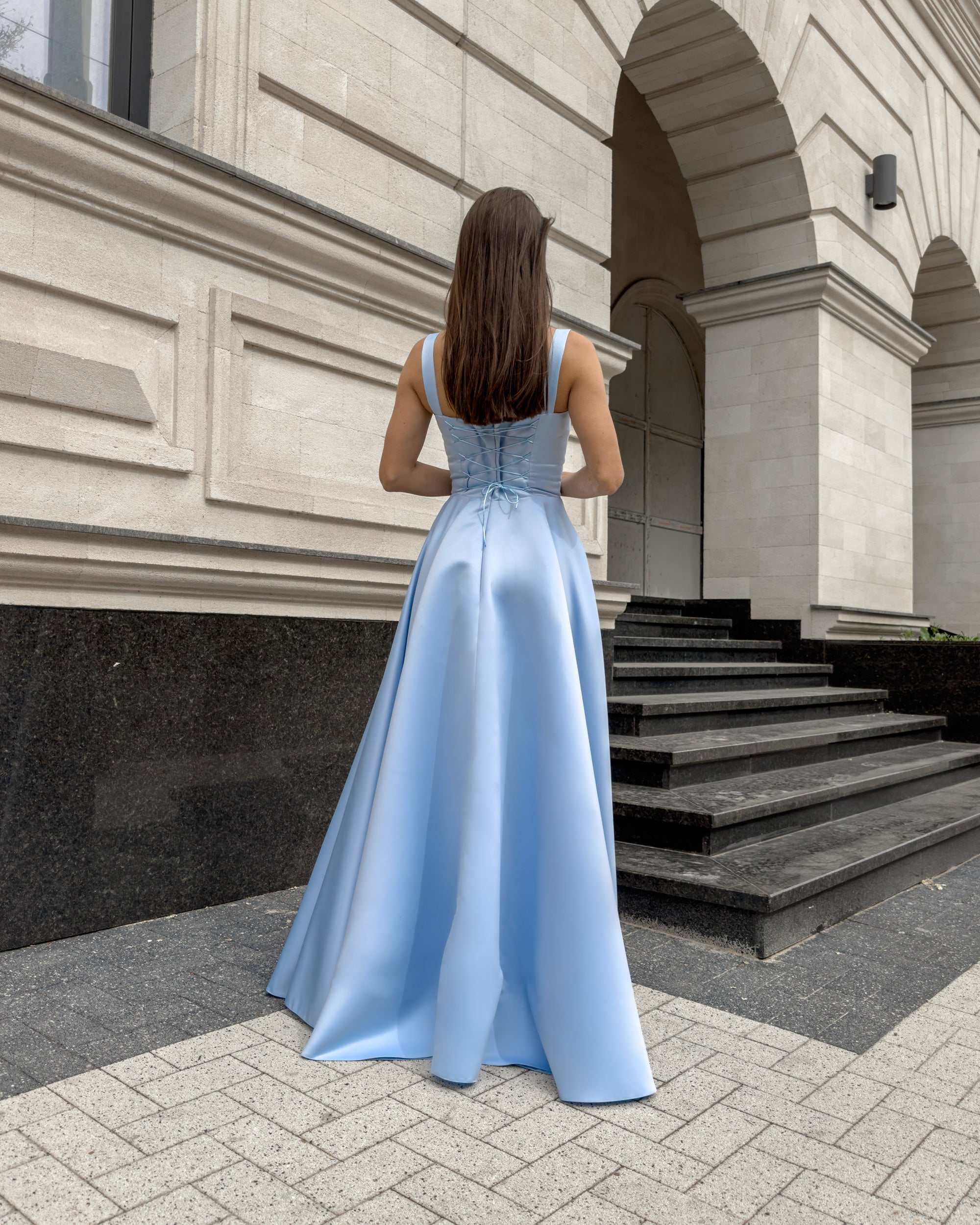 Rochie albastra lungă cu slit senzual, elegantă, perfectă pentru evenimente formale.