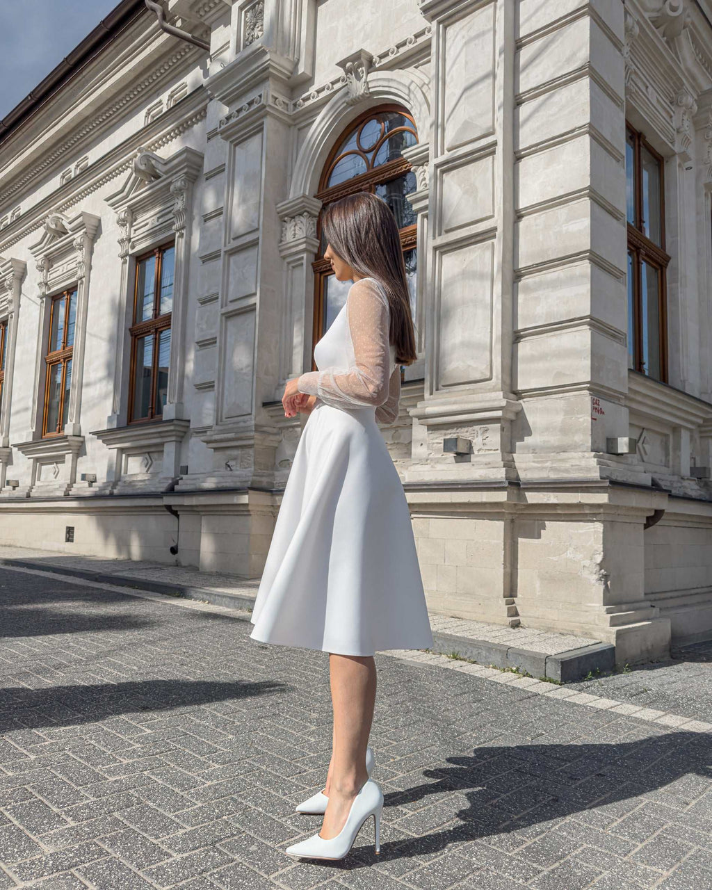 Rochie alba eleganta midi elegantă din satin pentru cununie civilă cu decolteu în V și mâneci lungi din dantelă.