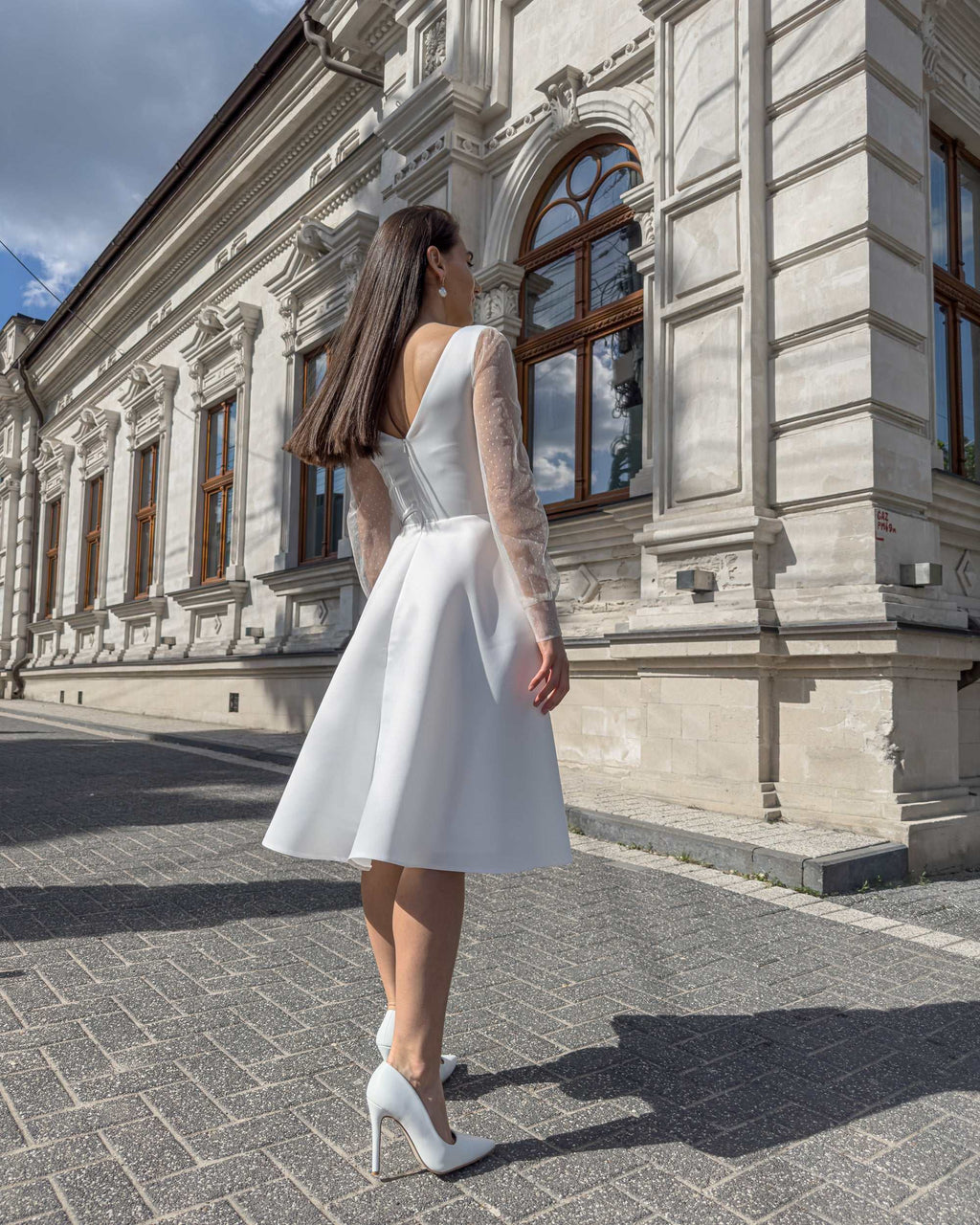 Rochie alba eleganta midi pentru cununie civilă, satin elegant, decolteu în V, mâneci lungi din dantelă.