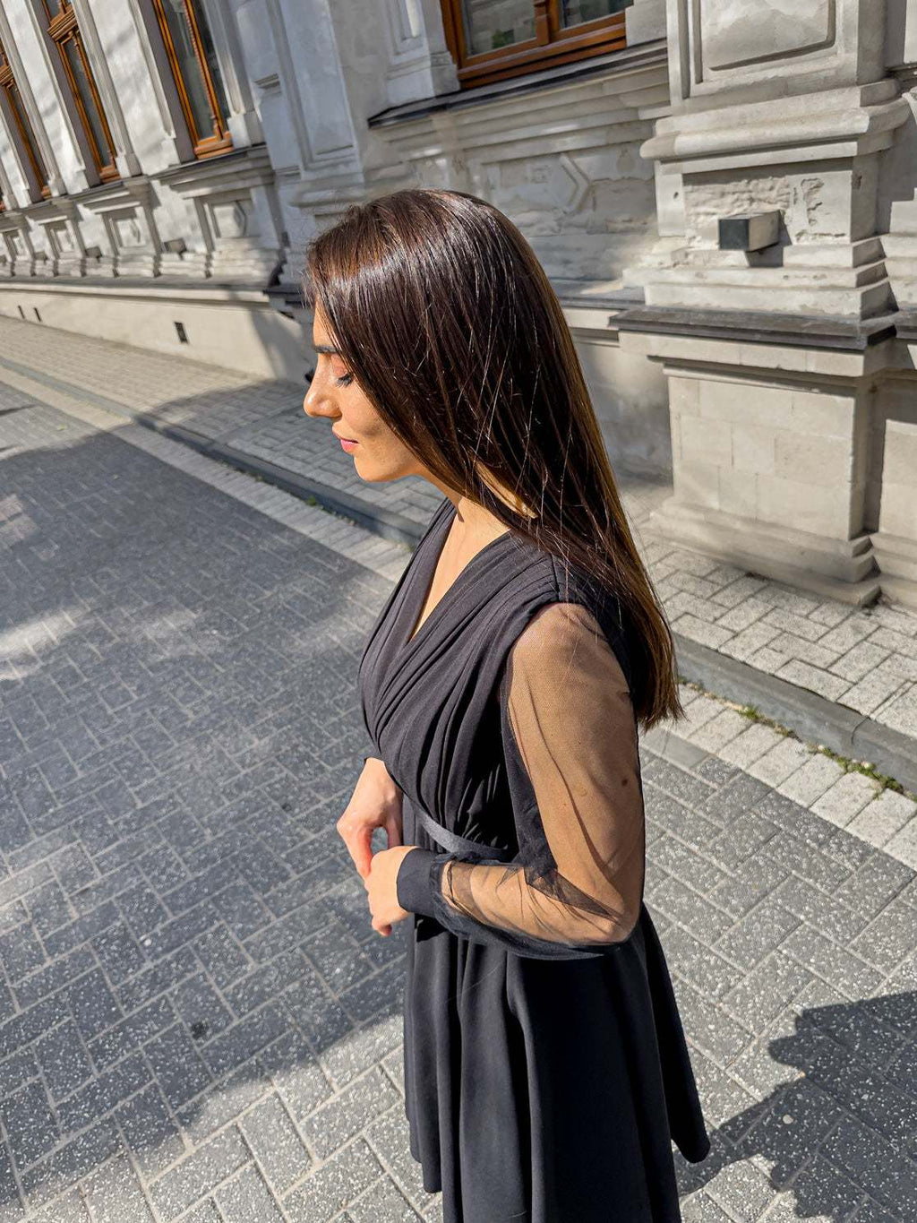 Rochie de ocazie midi cu mâneci lungi transparente și decolteu în V.