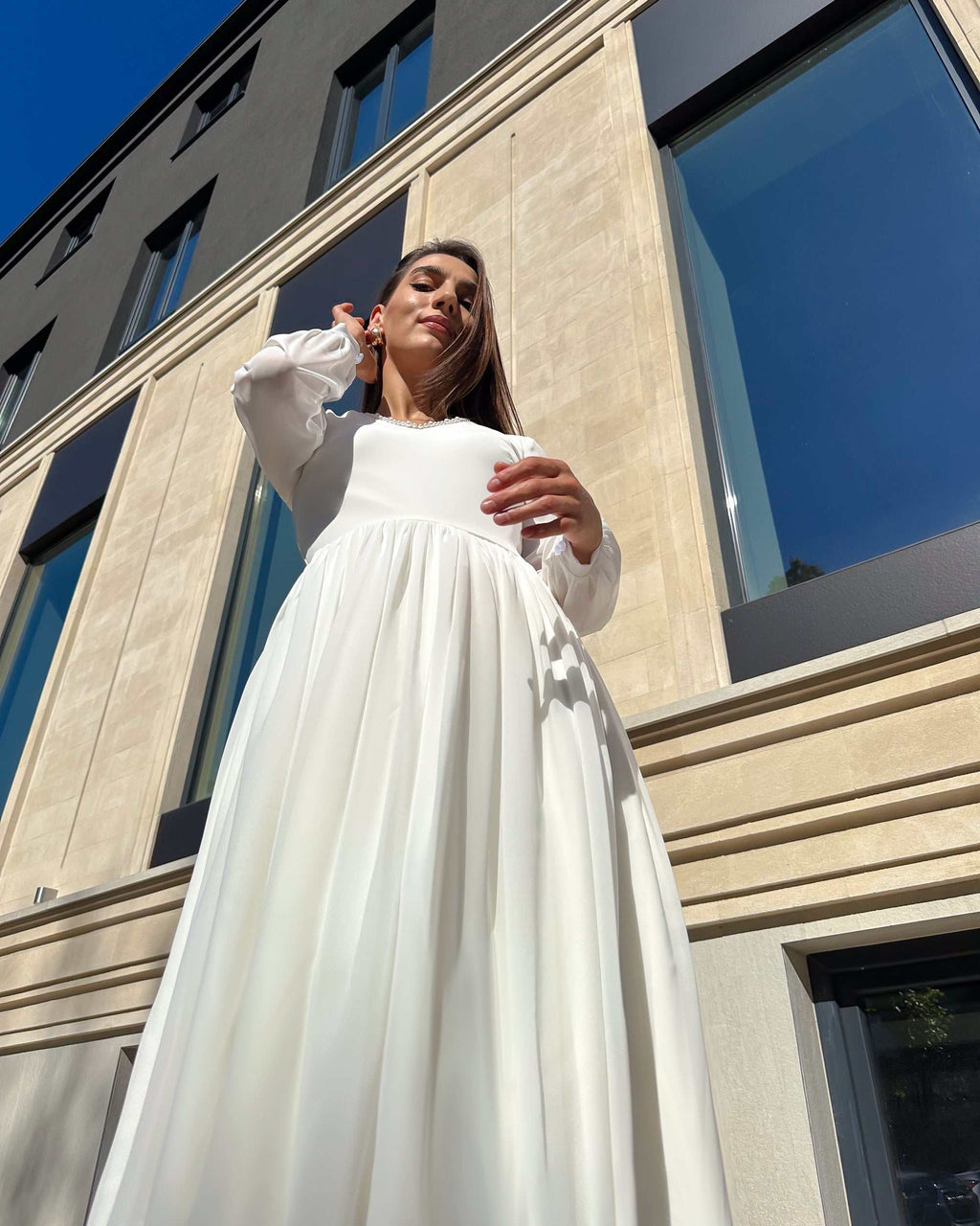 Rochie cununie civila midi evazată cu mâneci lungi și decolteu elegant.