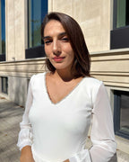 Rochie cununie civila cu mâneci lungi și decolteu decorat cu perle.