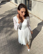 Rochie cununie civila, cu mâneci lungi și decolteu elegant.