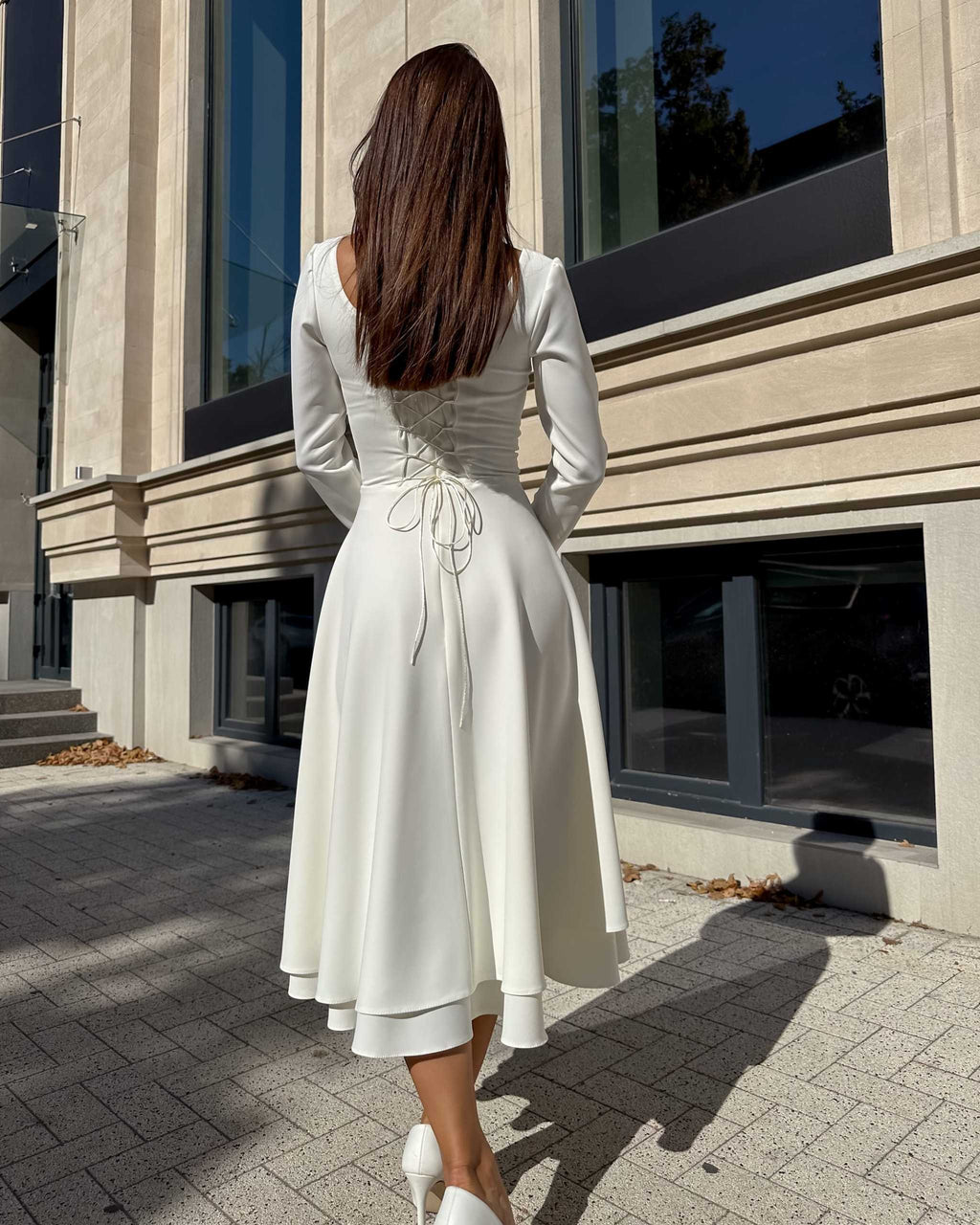 Rochie cununie civila cu mâneci lungi și decolteu elegant, sistem de închidere fermoar și șnur la spate, potrivită pentru ocazii speciale.