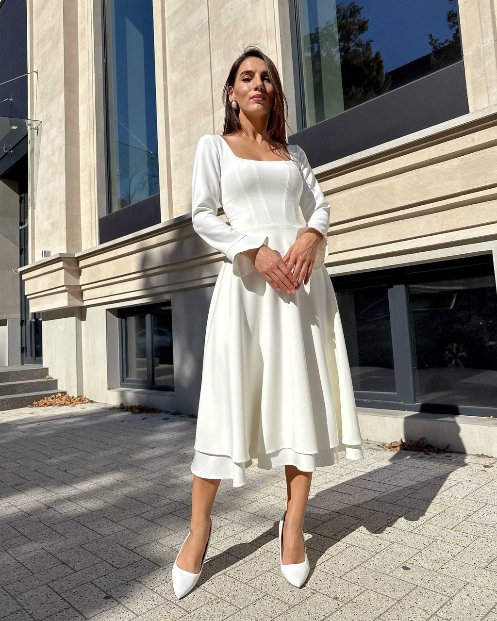 Rochie cununie civila evazată cu mâneci lungi și decolteu elegant, ideală pentru evenimente speciale.