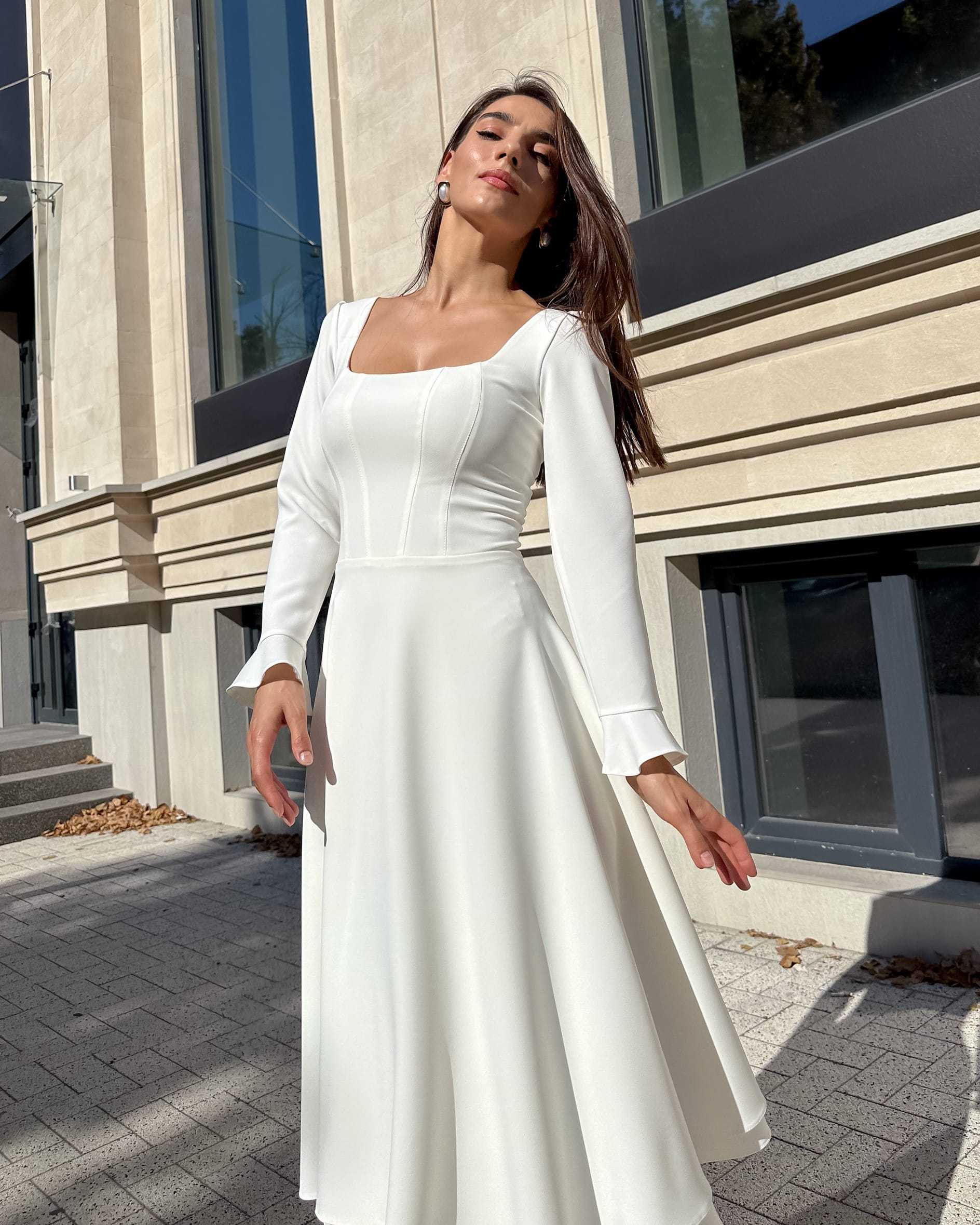 Rochie cununie civila cu mâneci lungi și decolteu elegant pentru cununie.