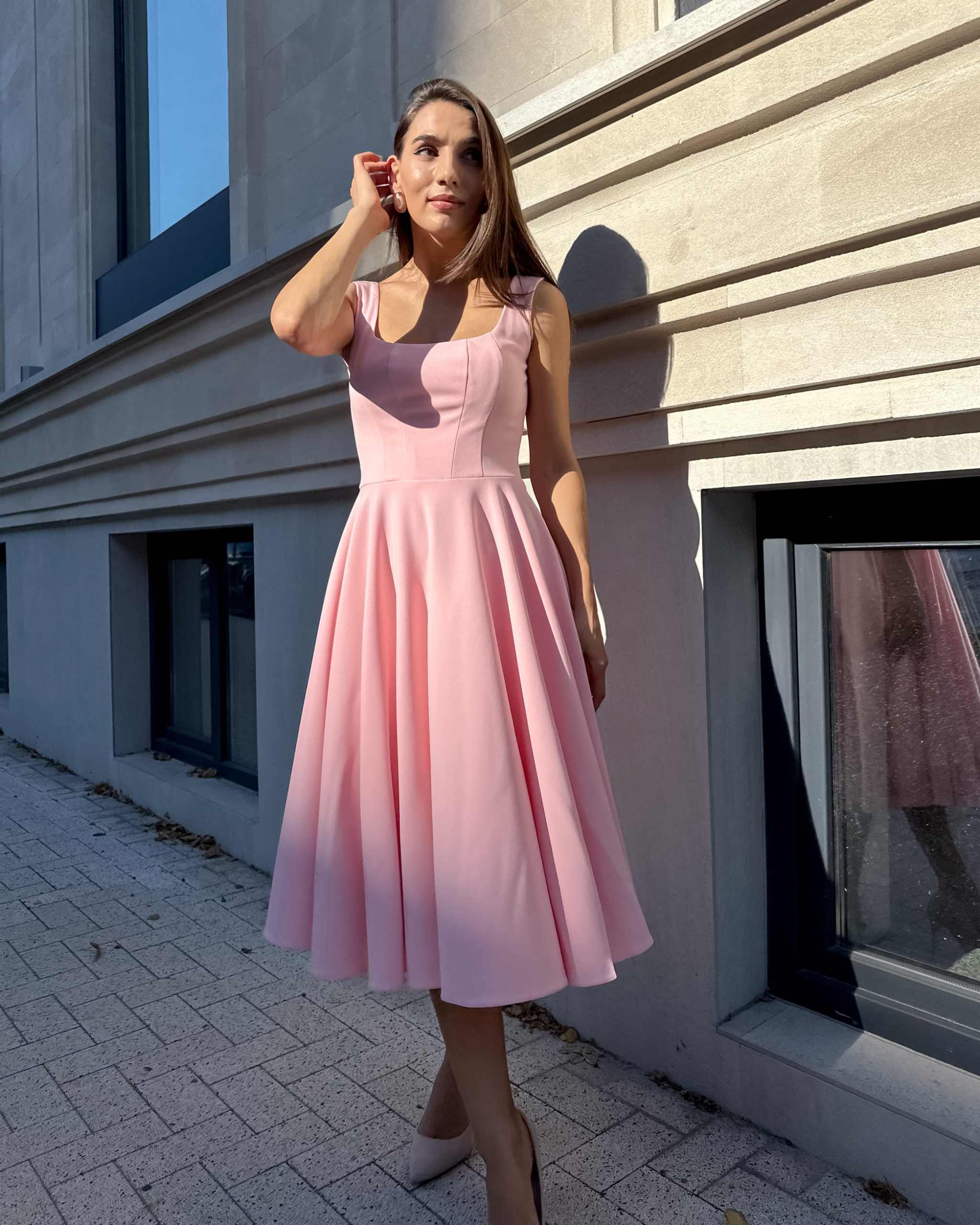 Rochie roz eleganta roz midi cu decolteu, lungime 110 cm, material elastic, fermoar lateral.