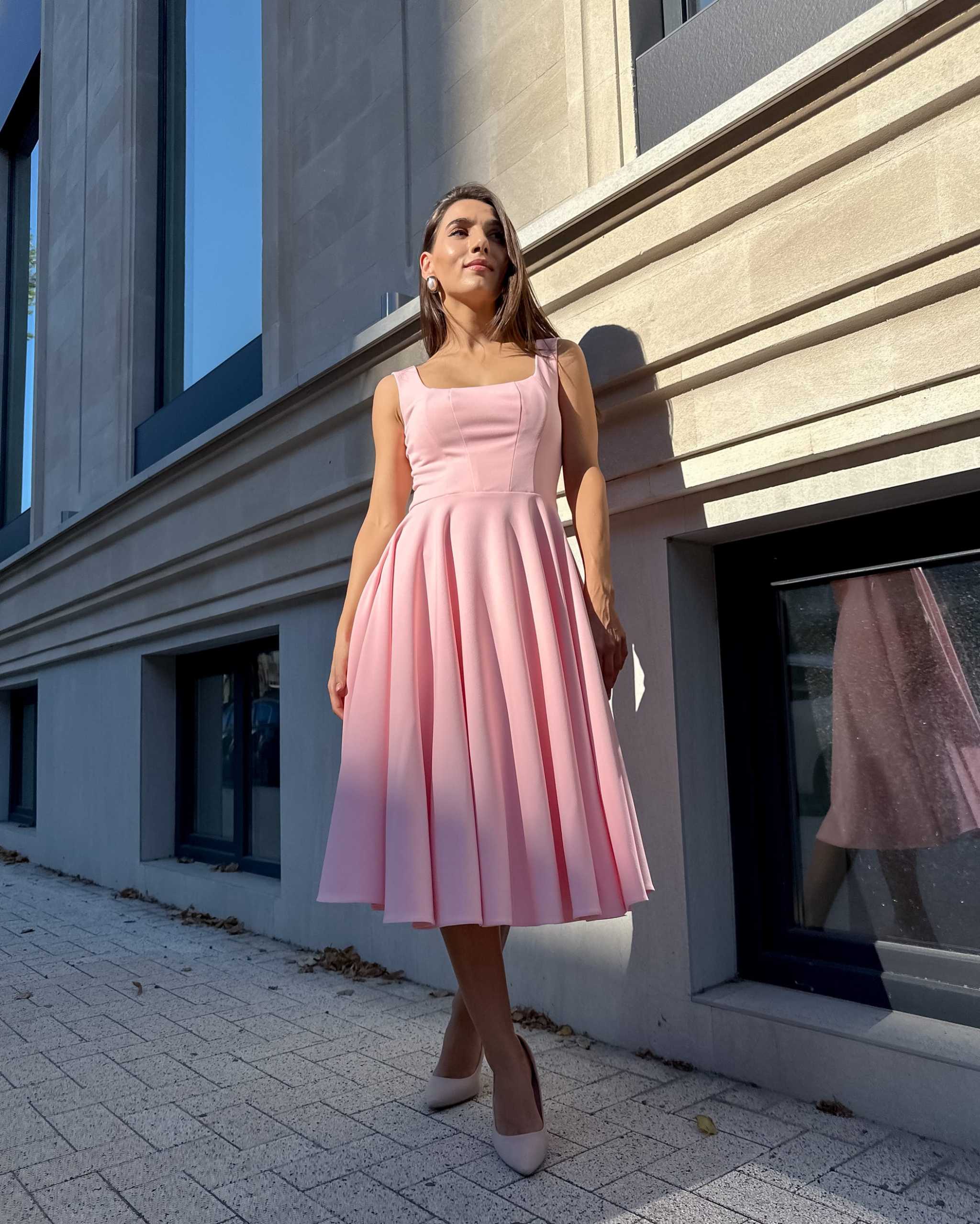 Rochie roz eleganta roz midi cu decolteu, material elastic, lungime 110 cm.