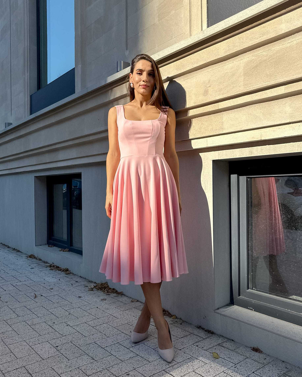 Rochie roz eleganta roz midi cu decolteu, fermoar lateral, material elastic.