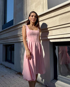 Rochie roz eleganta roz midi cu decolteu, material elastic, fermoar lateral.