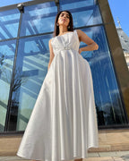 Rochie de mireasa albă elegantă cu buzunare și centură, lungime midi, modernă și rafinată.