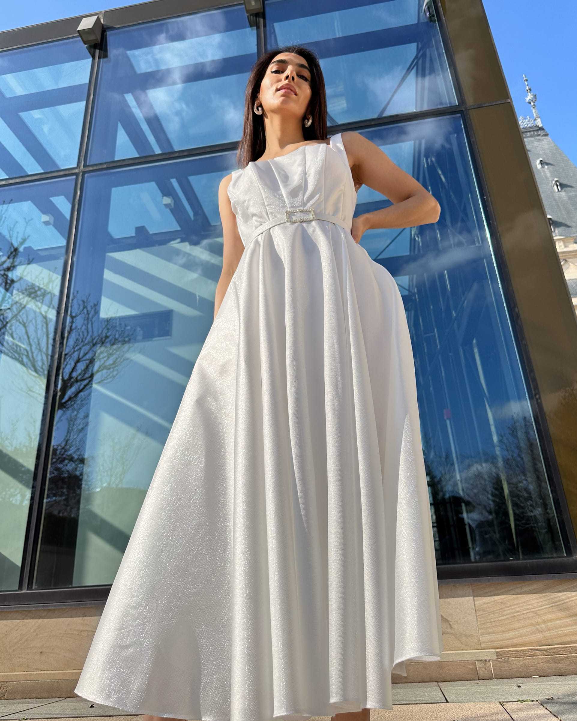 Rochie de mireasa albă elegantă cu buzunare și centură, lungime midi, modernă și rafinată.