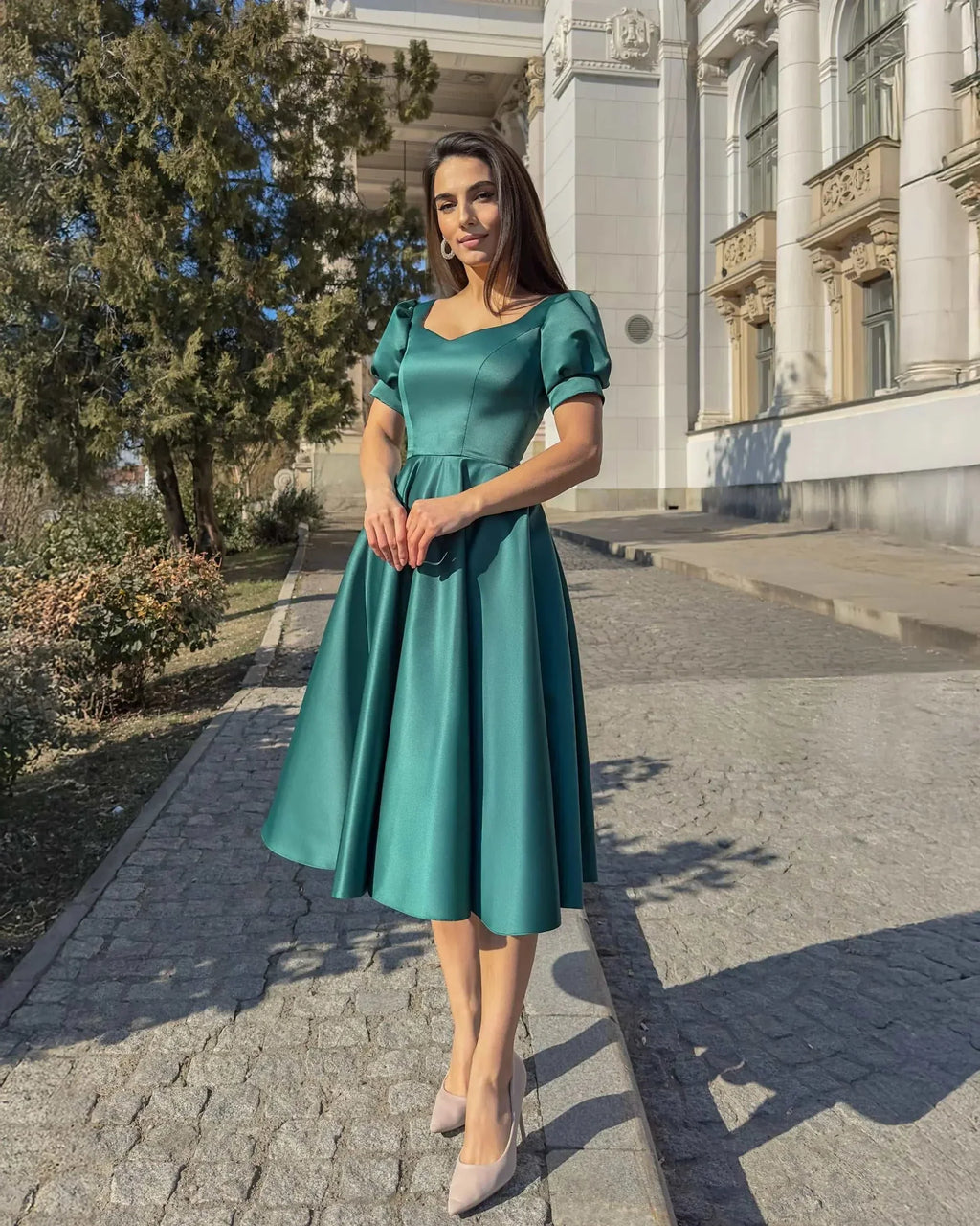 Rochie elegantă verde A-line din satin, ideală pentru evenimente speciale, cu croială rafinată și decolteu feminin