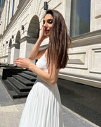 Rochie alba elegantă cu slit și bretele, midi, cu centură.