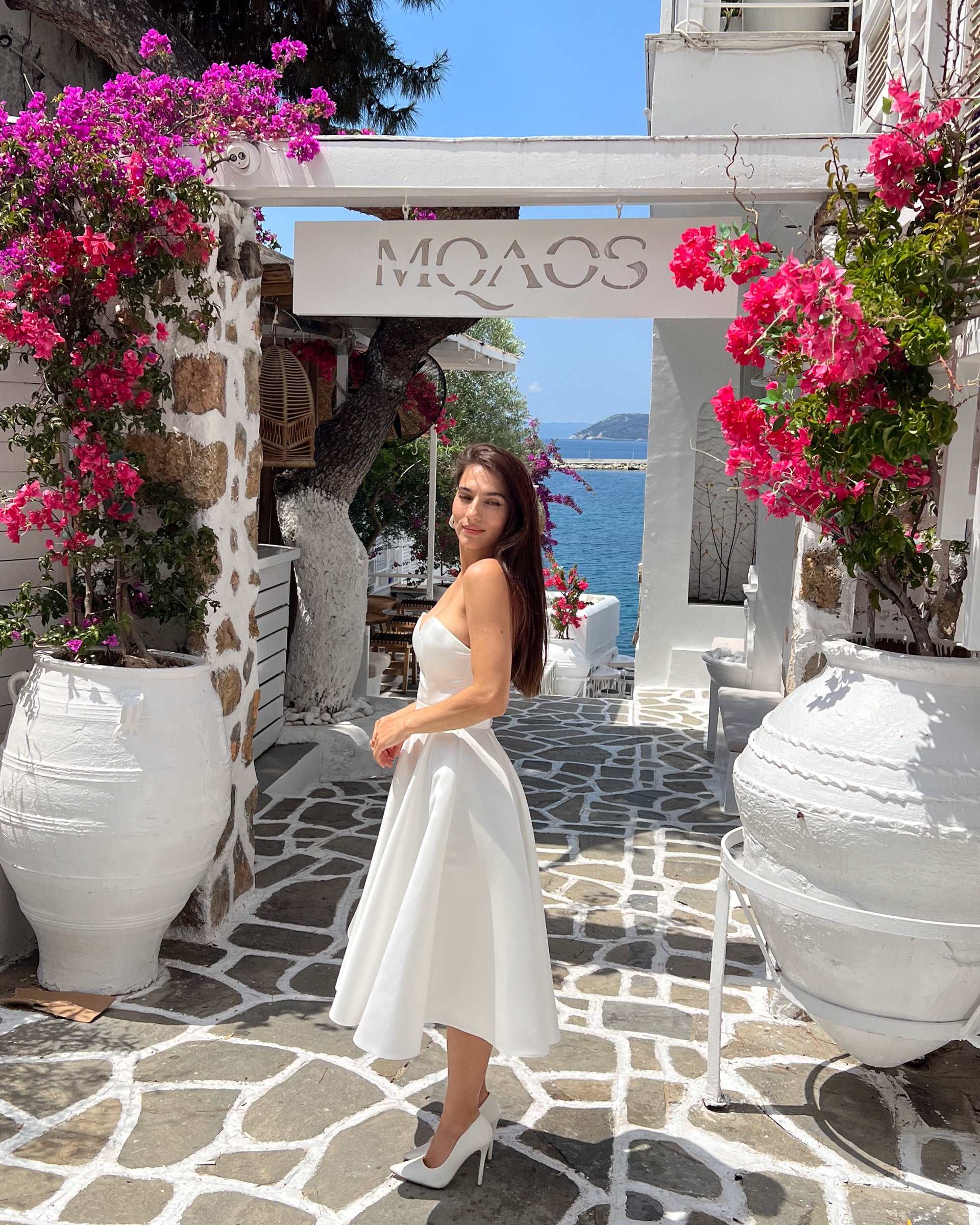 Rochie alba scurta fabuloasa cu corset si decolteu
