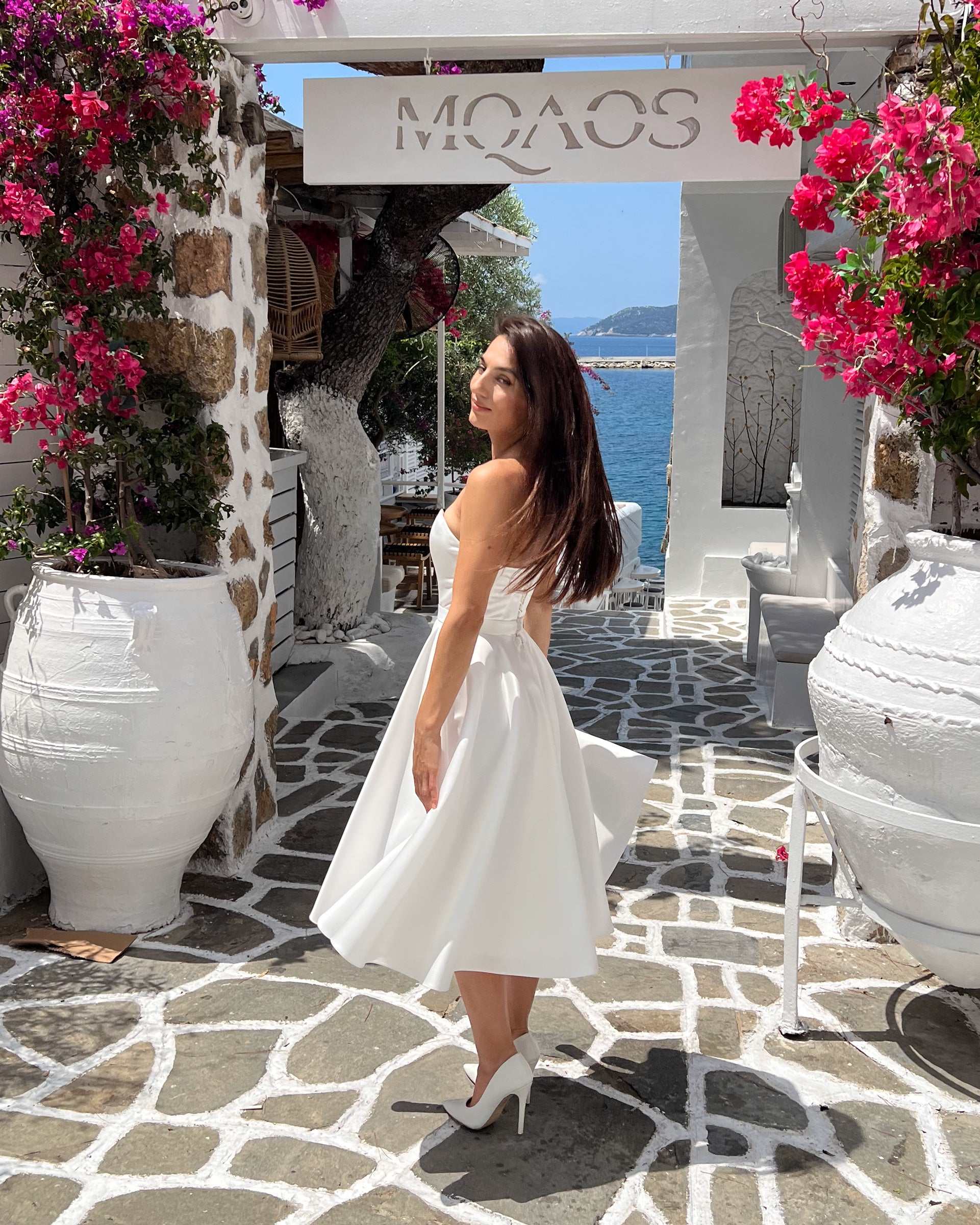 Rochie alba scurta fabuloasa cu corset si decolteu