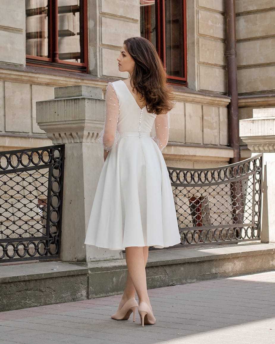 Rochie cununie civila albă pentru cununie, midi, A-line, din satin cu mâneci din plasă și perle.