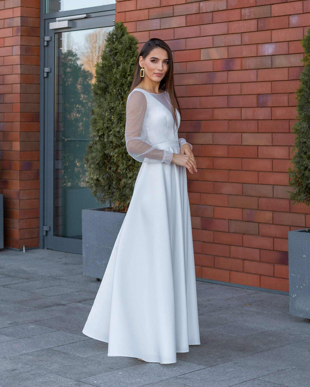 Rochie de mireasa A-line lungă cu decolteu în V și mâneci lungi din plasă.