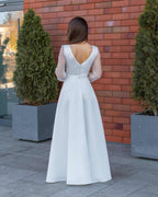 Rochie de mireasa A-line lungă din satin, decolteu în V și mâneci lungi din plasă.