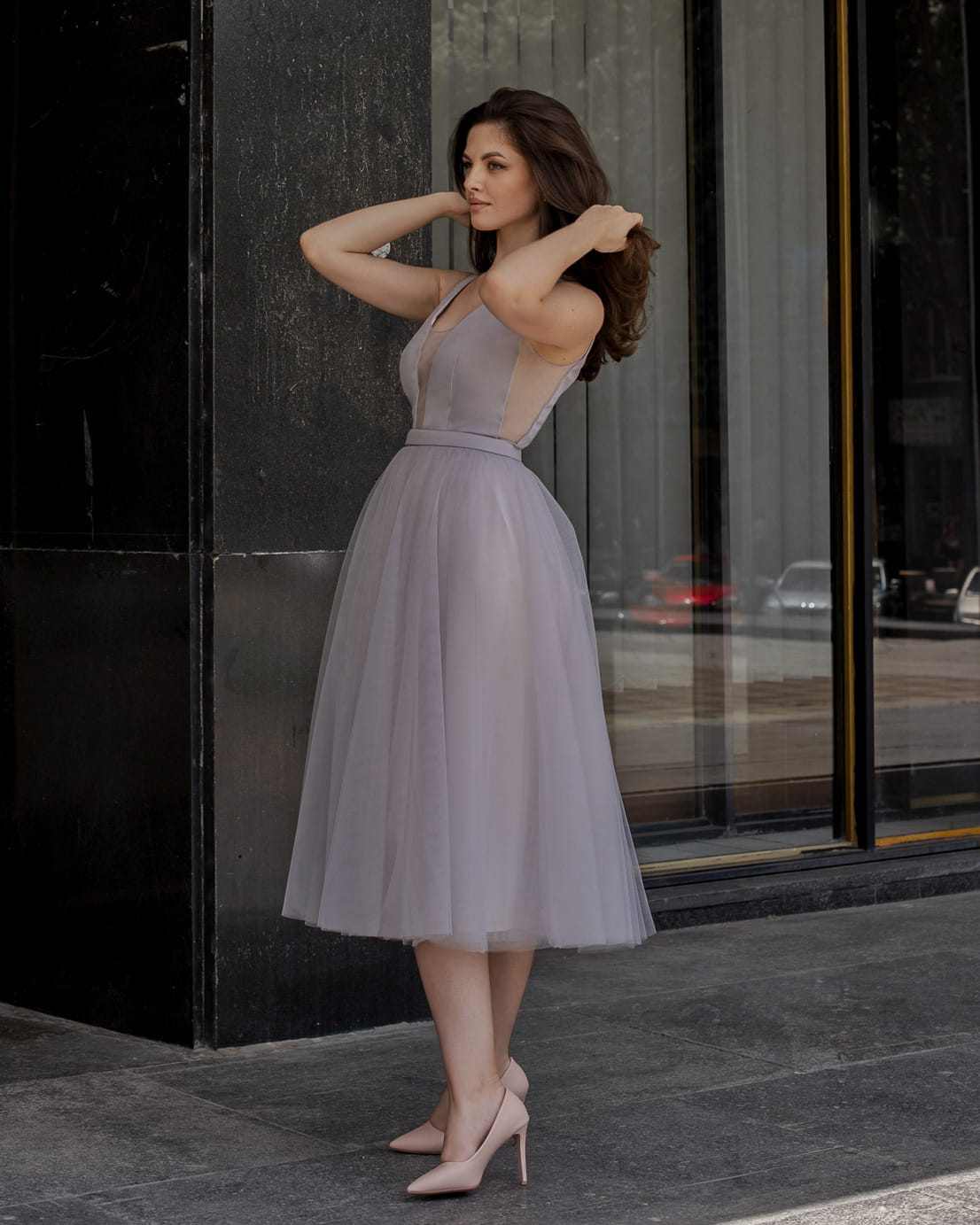 Rochie de ocazie gri midi din satin și tull cu decolteu transparent și șiret la spate.